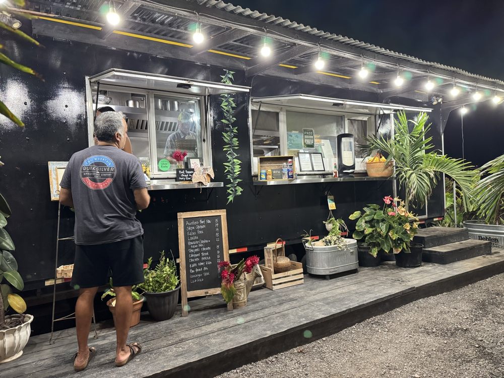 Plantation Plates truck at night
